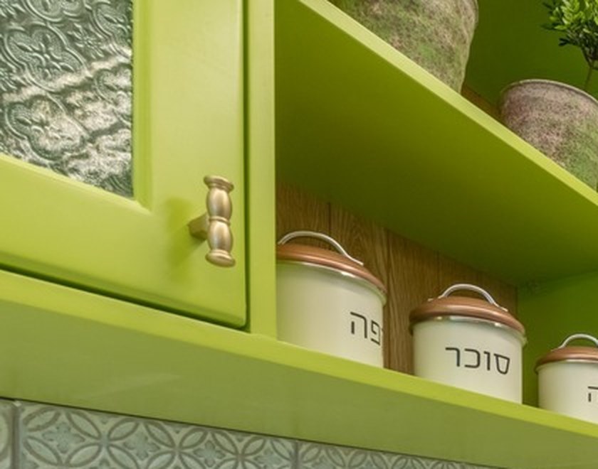 ידית פליז קלאסית על חזית ארון ירוקה, שילוב של צבע וחומר